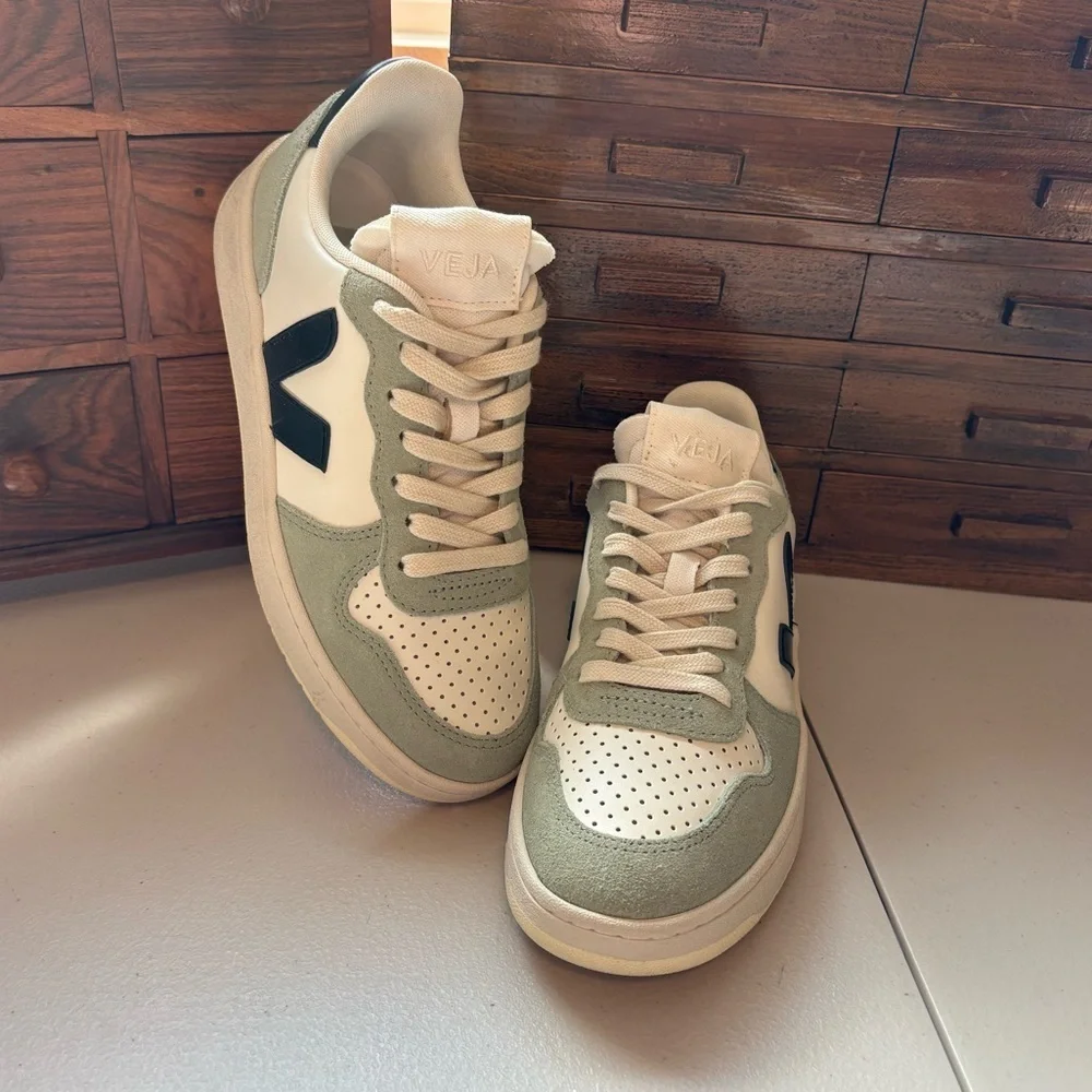Veja V-10 LEATHER PURE BLACK CLAY sneakers size 5